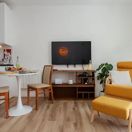 Lush Botanic Oasis With A Boho Hideaway, Near & Cafes * Lagos