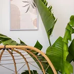 Lush Botanic Oasis With A Boho Hideaway, Near & Cafes アパート